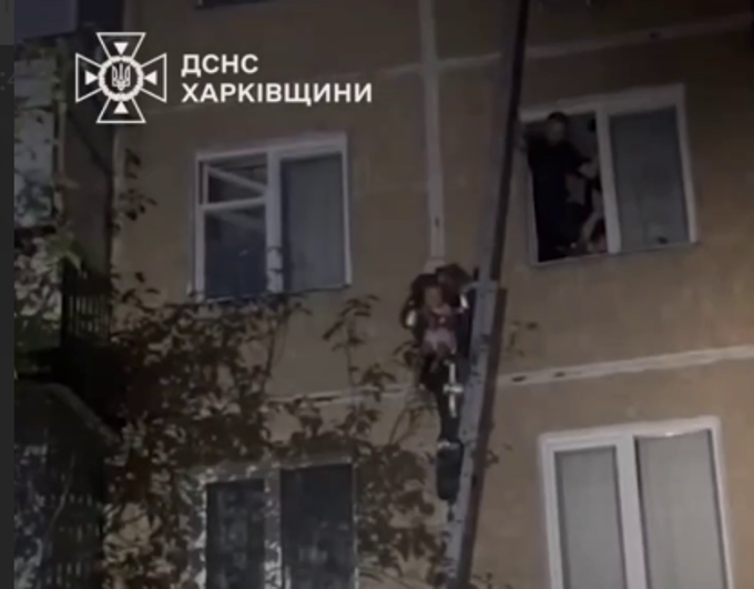 У Харкові трирічна дівчинка випала з вікна та залишилася неушкодженою